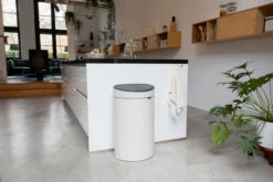 Brabantia Touch Bin Prullenbak 40 Liter 8 Brabantia Touch Bin Prullenbak 40 Liter -Brabantia 512731 01 4 EnvironmentImage 5e12162c54