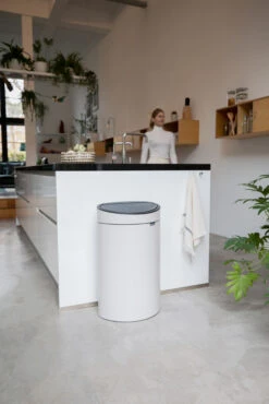 Brabantia Touch Bin Prullenbak 40 Liter 9 Brabantia Touch Bin Prullenbak 40 Liter -Brabantia 512731 01 5 EnvironmentImage e7f3574cd3